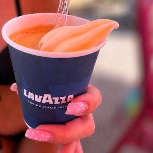 Leto v pohári ☀️☕🍦 Osviežujúca káva so zmrzlinou – dokonalé spojenie energie a sladkého potešenia.
Nedá sa odolať 😍